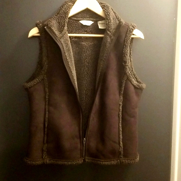 L.L.Bean faux suede/sherpa vest (darker brown photos are more color accurate) - Picture 5 of 8